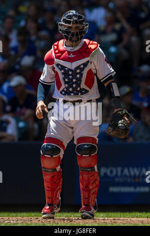 Milwaukee, WI, USA. 3. Juli 2017. Milwaukee Brewers Catcher Manny Pina #9 während der Major League Baseball Spiel zwischen den Milwaukee Brewers und den Baltimore Orioles im Miller Park in Milwaukee, Wisconsin. John Fisher/CSM/Alamy Live-Nachrichten Stockfoto