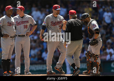 Milwaukee, WI, USA. 3. Juli 2017. Baltimore Orioles Manager Buck Showalter #26 zieht Baltimore Orioles das Spiel Krug Wade Miley #38 ab, während die Major League Baseball Spiel zwischen den Milwaukee Brewers und den Baltimore Orioles im Miller Park in Milwaukee, Wisconsin. John Fisher/CSM/Alamy Live-Nachrichten Stockfoto