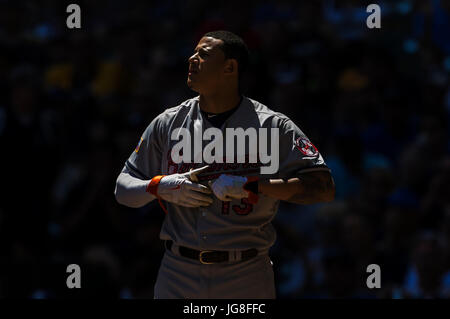 Milwaukee, WI, USA. 3. Juli 2017. Baltimore Orioles dritte Baseman Manny Machado #13 während die Major League Baseball Spiel zwischen den Milwaukee Brewers und den Baltimore Orioles im Miller Park in Milwaukee, Wisconsin. John Fisher/CSM/Alamy Live-Nachrichten Stockfoto