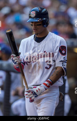 Milwaukee, WI, USA. 3. Juli 2017. Milwaukee Brewers Shortstop Orlando Arcia #3 auf dem Deck in der Major League Baseball Spiel zwischen den Milwaukee Brewers und den Baltimore Orioles im Miller Park in Milwaukee, Wisconsin. John Fisher/CSM/Alamy Live-Nachrichten Stockfoto