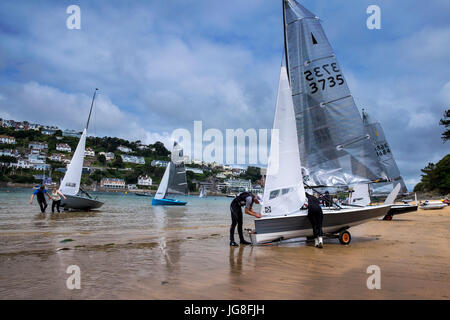 Salcombe, Devon, UK. 4. Juli 2017. Menschen bereiten ihre Yachten zu gehen, um auf die Kingswear Estury in Salcombe, Devon zu konkurrieren. (C) Credit: Paul Swinney/Alamy Live-Nachrichten Stockfoto