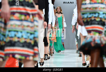 Berlin, Deutschland. 4. Juli 2017. Modelle zeigen Kreationen des Labels "Riani" während der Mercedes-Benz Fashion Week Berlin im Umspannwerk Mitte in Berlin, Deutschland, 4. Juli 2017. Foto: Soeren Stache/Dpa/Alamy Live News Stockfoto