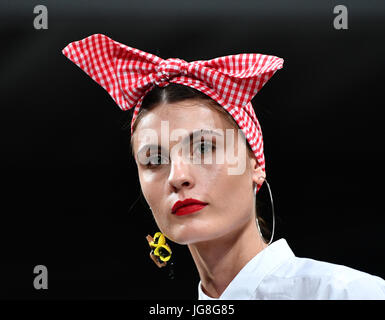 Berlin, Deutschland. 4. Juli 2017. Modelle zeigen Kreationen des Labels "Riani" während der Mercedes-Benz Fashion Week Berlin im Umspannwerk Mitte in Berlin, Deutschland, 4. Juli 2017. Foto: Soeren Stache/Dpa/Alamy Live News Stockfoto