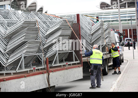 Hamburg, Deutschland. 4. Juli 2017. Ein LKW beladen mit schützenden Gitter ist vor den Messehallen in Hamburg, Deutschland, 4. Juli 2017 geparkt. Foto: Bodo Marks/Dpa/Alamy Live News Stockfoto