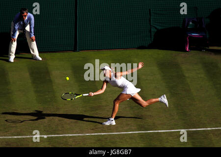 London, UK. 4. Juli 2017. London, 4. Juli 2017 - Anzahl 5 Samen, Caroline Wozniacki aus Dänemark in Aktion während ihr erstes Vorrundenspiel in Wimbledon gegen Timea Babos Ungarns auf dem Centre Court. Bildnachweis: Adam Stoltman/Alamy Live-Nachrichten Stockfoto