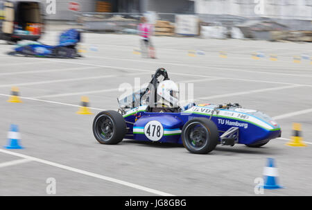 Hamburg, Deutschland. 4. Juli 2017. Der Maschinenbau-Student Team e-Gnition Floyd Bischop präsentiert den Rennsport Auto Egn-dv17, die - in Zukunft - autonom fahren kann. Foto: Georg Wendt/Dpa/Alamy Live News Stockfoto