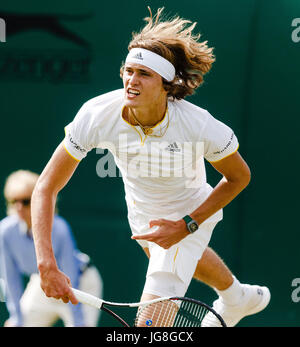 London, UK. 4. Juli 2017. Deutscher Tennisspieler Alexander Zverev in Aktion während der Wimbledon Tennis Weltmeisterschaften 2017 bei den All England Lawn Tennis and Croquet Club in London. Bildnachweis: Frank Molter/Alamy Live-Nachrichten Stockfoto