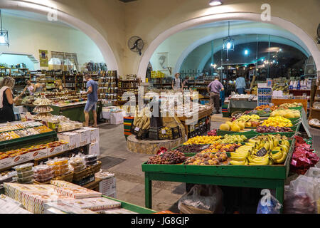 Kos, Griechenland. 14. Juni 2017. Touristen besuchen die Markthalle in Kos-Stadt auf der Insel Kos, Griechenland, 14. Juni 2017. · KEIN DRAHT-SERVICE · Foto: Alexander Blum/Dpa/Alamy Live News Stockfoto