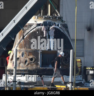 San Pedro, Kalifornien, USA. 4. Juli 2017. Von SpaceX Dragon-Raumschiff Raumfahrtgeschichte heute als die erste Kapsel verwendet zweimal in zwei verschiedenen Missionen, die nie zuvor gemacht. SpaceX tragen mehr als 4.100 Pfund von Fracht und Forschung Exemplaren abstammen, eine Morgendämmerung Wasserung Montag in den Pazifischen Ozean südwestlich von Los Angeles, Schiffe Abschluss der ersten Re-Flug eines unbemannten Versorgung SpaceX die auf der internationalen Raumstation ISS. Bildnachweis: Gene Blevins/ZUMA Draht/Alamy Live-Nachrichten Stockfoto