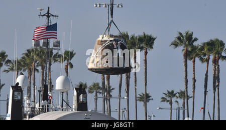 San Pedro, Kalifornien, USA. 4. Juli 2017. Von SpaceX Dragon-Raumschiff Raumfahrtgeschichte heute als die erste Kapsel verwendet zweimal in zwei verschiedenen Missionen, die nie zuvor gemacht. SpaceX tragen mehr als 4.100 Pfund von Fracht und Forschung Exemplaren abstammen, eine Morgendämmerung Wasserung Montag in den Pazifischen Ozean südwestlich von Los Angeles, Schiffe Abschluss der ersten Re-Flug eines unbemannten Versorgung SpaceX die auf der internationalen Raumstation ISS. Bildnachweis: Gene Blevins/ZUMA Draht/Alamy Live-Nachrichten Stockfoto