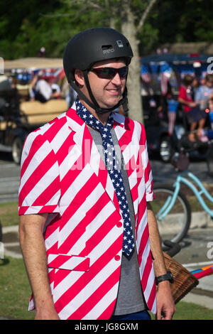 Sullivans Island, South Carolina, USA. 4. Juli 2017. Ein Mann mit einer roten, bereitet weißen und blauen Anzug an der jährlichen Sullivan Island Independence Day Parade 4. Juli 2017 in Sullivans Island, South Carolina. Die winzigen wohlhabenden Meer Insel beherbergt eine Fahrrad- und Golf Cart-Parade durch das historische Dorf. Bildnachweis: Planetpix/Alamy Live-Nachrichten Stockfoto