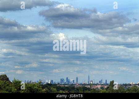 London, UK. 4. Juli 2017. Ein Blick auf die Skyline von London aus Murray Hügel am zweiten Tag der Wimbledon Tennis Championship in Wimbledon, London, am 4. Juli 2017 Wimbledon Tag 2, 4. Juli 2017 Credit: Paul Marriott/Alamy Live News Stockfoto