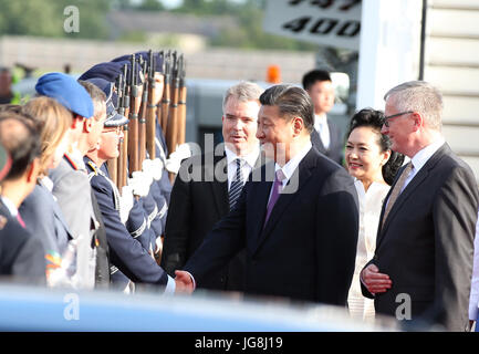 Berlin, Deutschland. 4. Juli 2017. Chinesischen Staatspräsidenten Xi Jinping und seiner Frau Peng Liyuan werden bei ihrer Ankunft in Berlin, Deutschland, 4. Juli 2017 begrüßt. XI kam hier am Dienstag für seine zweite Staatsbesuch nach Deutschland. Bildnachweis: Yao Dawei/Xinhua/Alamy Live-Nachrichten Stockfoto