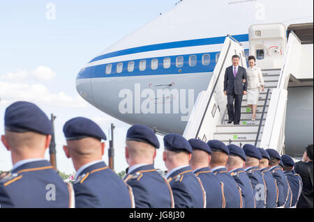 Berlin, Deutschland. 4. Juli 2017. Chinesischen Staatspräsidenten Xi Jinping und seiner Frau Peng Liyuan Aussteigen aus dem Flugzeug nach ihrer Ankunft in Berlin, Deutschland, 4. Juli 2017. XI kam hier am Dienstag für seine zweite Staatsbesuch nach Deutschland. Bildnachweis: Li Xueren/Xinhua/Alamy Live-Nachrichten Stockfoto