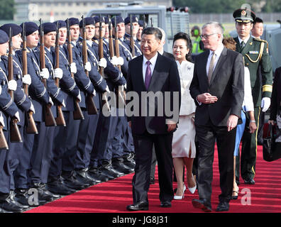 Berlin, Deutschland. 4. Juli 2017. Chinesischen Staatspräsidenten Xi Jinping und seiner Frau Peng Liyuan werden bei ihrer Ankunft in Berlin, Deutschland, 4. Juli 2017 begrüßt. XI kam hier am Dienstag für seine zweite Staatsbesuch nach Deutschland. Bildnachweis: Wang Ye/Xinhua/Alamy Live-Nachrichten Stockfoto