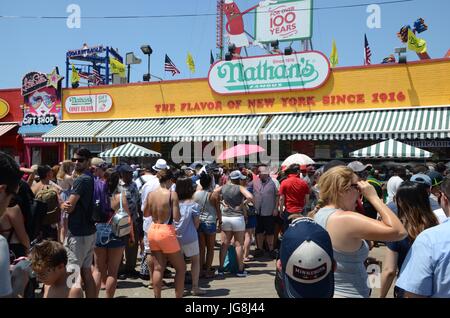 Coney Island, Brooklyn, USA. 4. Juli 2017. überfüllten Strand von Coney Island, Brooklyn, für den vierten Juli Urlaub 2017 Credit: Simon Leigh/Alamy Live News Stockfoto