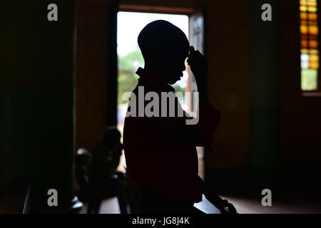 Wau, Wau, Süd-Sudan. 4. Juli 2017. Ein South Sudan IDP Junge betet in der St. Mary helfen Christian Cathedral während der täglichen Morgen-Service unter der Leitung von Vater Marko Mangu, zuständig für die Diözese für die Stadt Wau. Da letztes Jahr Auseinandersetzungen zwischen Rebellen und Regierungstruppen ausbrach, wurde die Kirche fast 22 000 Flüchtlinge, meist Bauern, die aus den nördlichen Gebieten des Krieg-Krieg von Dinka Stammesmilizen lief. Bildnachweis: Miguel Juarez Lugo/ZUMA Draht/Alamy Live-Nachrichten Stockfoto