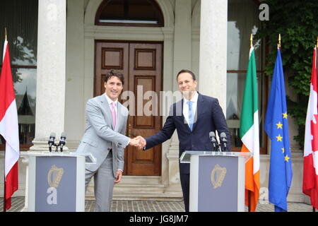 Dublin. 5. Juli 2017. Kanadische Premierminister Justin Trudeau (L) schüttelt Hände mit irischer Ministerpräsident Leo Varadkar in Dublin, Irland, 4. Juli 2017. Irische Taoiseach (Premierminister) Leo Varadkar traf mit seinem kanadischen Amtskollegen Justin Trudeau am Dienstag mit beiden Bekräftigung ihrer das Handelsabkommen zwischen der Europäischen Union (EU) und Kanada. Bildnachweis: Xinhua/Alamy Live-Nachrichten Stockfoto