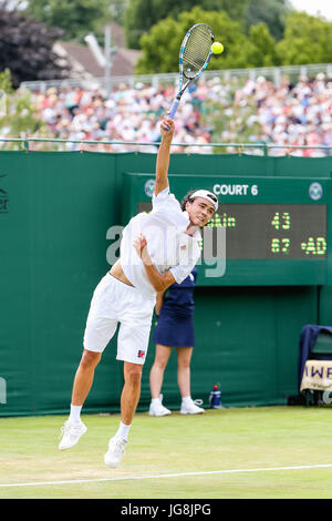 London, UK. 4. Juli 2017. Taro Daniel (JPN) Tennis: Taro Daniel von Japan während der Herren Einzel erstes Vorrundenspiel der Wimbledon Lawn Tennis Championships gegen Mikhail Kukushkin Kasachstan bei den All England Lawn Tennis and Croquet Club in London, England. Bildnachweis: AFLO/Alamy Live-Nachrichten Stockfoto