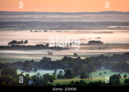 Firle, East Sussex. 5. Juli 2017: die Sonne über Morgennebel in ländlichen East Sussex, was zu einem heißen und sonnigen Tag verspricht. © Peter Cripps/Alamy Live-Nachrichten Stockfoto