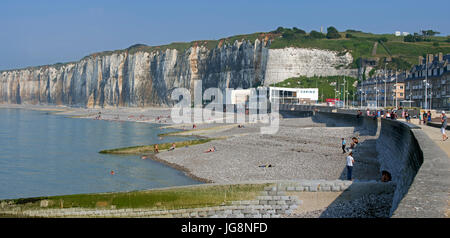 Saint-Valery-En-Caux, Pebble Beach und weiße Kreidefelsen, Seine-Maritime, Normandie, Frankreich Stockfoto