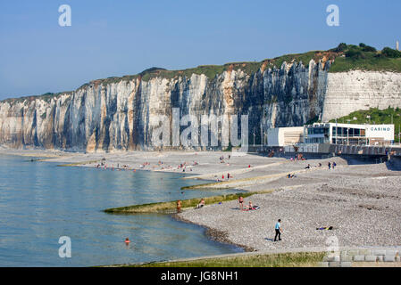 Saint-Valery-En-Caux, Casino und Sonnenanbeter am Kiesstrand, Seine-Maritime, Normandie, Frankreich Stockfoto