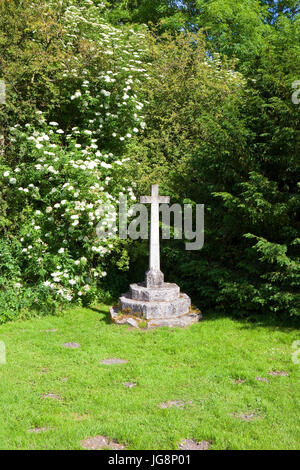 Das Steinkreuz in der Sankt Martins Kirche in verlassenen mittelalterlichen Dorf Wharram Percy in der Yorkshire Wolds. Stockfoto