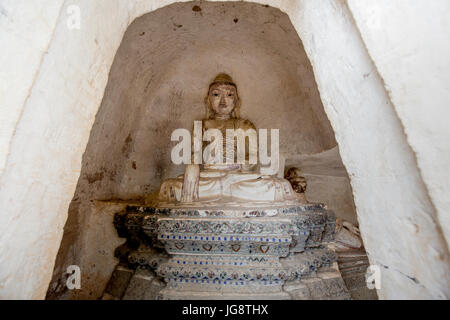 Schöne Buddha-Statue in Po Win Daung Höhlen in Monywa Bezirk Sagaing Region nördlichen Myanmar / Burma - reisen Foto / Myanmar Kultur Stockfoto