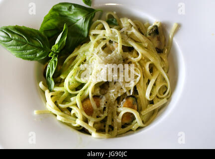 Leckere Makkaroni Pasta mit Muscheln in Nahaufnahme fotografiert Stockfoto