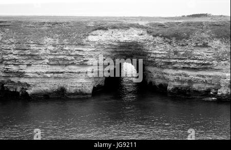 Wunderschönen felsigen Küste aus dem Meer. Schwarz / weiß Fotografie. Stockfoto