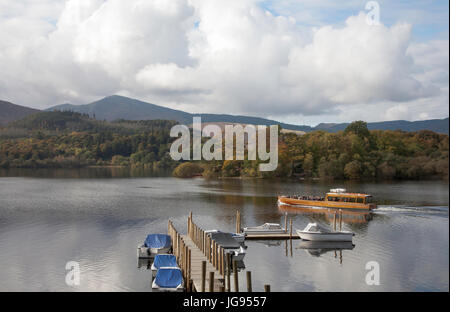 Ein Blick über den Derwent Water in der Nähe der Brüder crag in Keswick mit einem See Fähre Segeln am See distrct Cumbria england Stockfoto