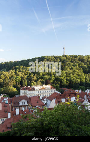 Anzeigen der alten Gebäude an der Mala Strana Viertel (Kleinseite) und Petrin Aussichtsturm auf dem Petrin-Hügel in Prag, Tschechien. Stockfoto