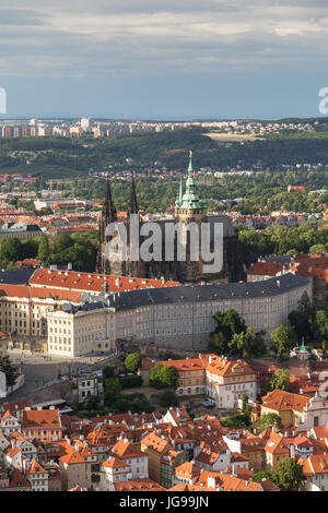 Ansicht des Pragschlosses (Hradschin), St. Vitus Cathedral und alten Gebäuden im Stadtteil Mala Strana in Prag, Tschechische Republik, von oben. Stockfoto