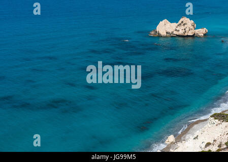 Aphrodite Felsen. Felsige Küste am Mittelmeer in Zypern. Petra Tou Roumiou ist Geburtsort der Göttin Aphrodite Stockfoto