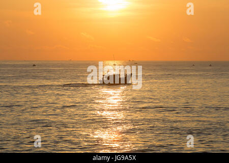 Goldenen gelben Bernstein Sonnenaufgang auf Thach Ky Dieu Tau - Sa Ky Strand - Tinh Ky - Son Tinh - Quang Ngai Viet Nam; romantische Atmosphäre Stockfoto