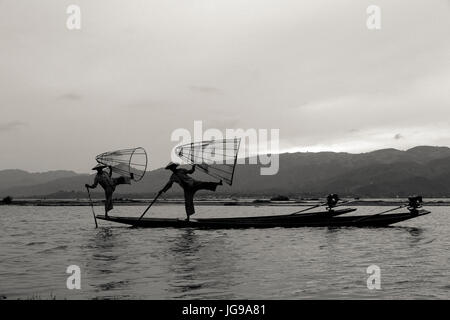 Fischer, die darstellende Kunst am Inle-See - Myanmar Stockfoto