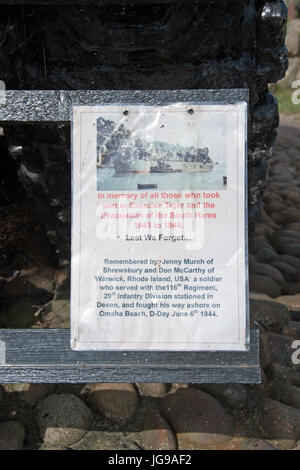 Eine persönliche Widmung auf dem Sherman-Panzer-Denkmal, Slapton Sands. Stockfoto