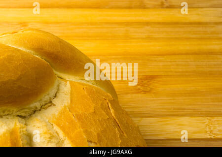 frisch geflochten weiß Weizen Brot auf Bambus Holz Hintergrund Stockfoto