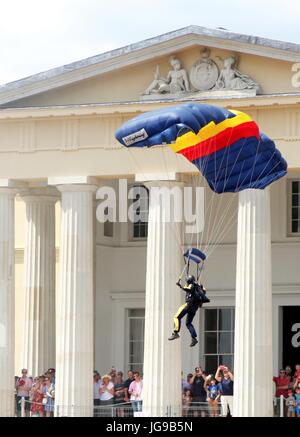 Sandhurst, Surrey, UK - 18. Juni 2017: Fallschirmspringer des RLC Silver Stars Fallschirm Display Team kommen, um auf dem Exerzierplatz an land Stockfoto