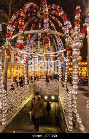PKW verlassen Palais Royal - Musée du Louvre, modernen Metro-Eingang von Jean-Michel Othoniel nachts, París, Francia Stockfoto