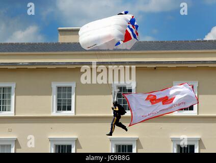 Sandhurst, Surrey, UK - 18. Juni 2017: Fallschirmspringer des RLC Silver Stars Fallschirm Display Team kommen, um auf dem Exerzierplatz an land Stockfoto