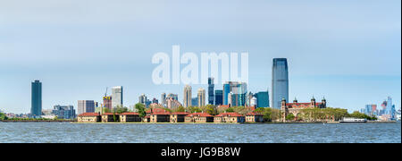 Ellis Island und Wolkenkratzer von Jersey City, USA Stockfoto