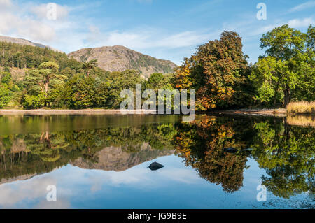 Einen frühen Herbst Blick auf Coniston Water im englischen Lake District. Die ersten Blätter der Bäume beginnen zu bräunen. Die Yewdale Fells in th Stockfoto