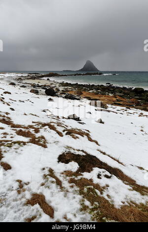 Bedrohliche Sturm über Bleiksoya-größte Papageientaucher Resort in Norwegen-Insel, die SW.along der Küste von Bleik Fischerdorf in der Nähe von Andenes Stadt-Andoy Stockfoto