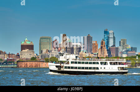 Fähren Sie verbinden New York City, Liberty und Ellis Inseln und Jersey City Stockfoto