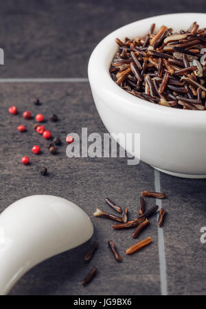 Wildreis in Schüssel weiß Stockfoto