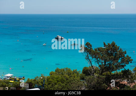 KONNOS BAY, Zypern - 15. Juni 2017: Yacht Einstellung Anker in Konnos Bay beach, Protaras. Menschen, die in der Lagune Baden Stockfoto