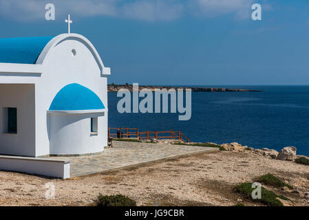 PROTARAS, Zypern - 15. Juni 2017: Touristen und Pilger besuchen die Agioi Anargyroi-Kapelle befindet sich im Kap Greco, Zypern Insel Stockfoto