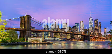 Brooklyn Bridge und Manhattan bei Sonnenuntergang - New York, USA Stockfoto