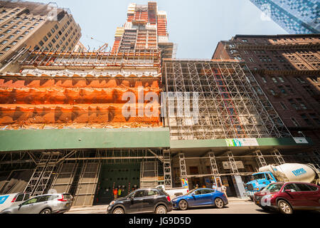 Der renommierten Art Students League französischen Renaissance Stil denkmalgeschützten Gebäude, wird rechts auf West 57th Street in New York gehüllt im Gerüstbau auf Freitag, 30. Juni 2017 für den Bau der Extell Entwicklung gesehen, 290 Fuß über der Liga links freitragende wird. Die Liga erhielt $ 38,1 Millionen Entschädigung für ihre Air-Rechte. Der neue Wolkenkratzer werden Luxus-Eigentumswohnungen und ein Kaufhaus Nordstrom. (© Richard B. Levine) Stockfoto